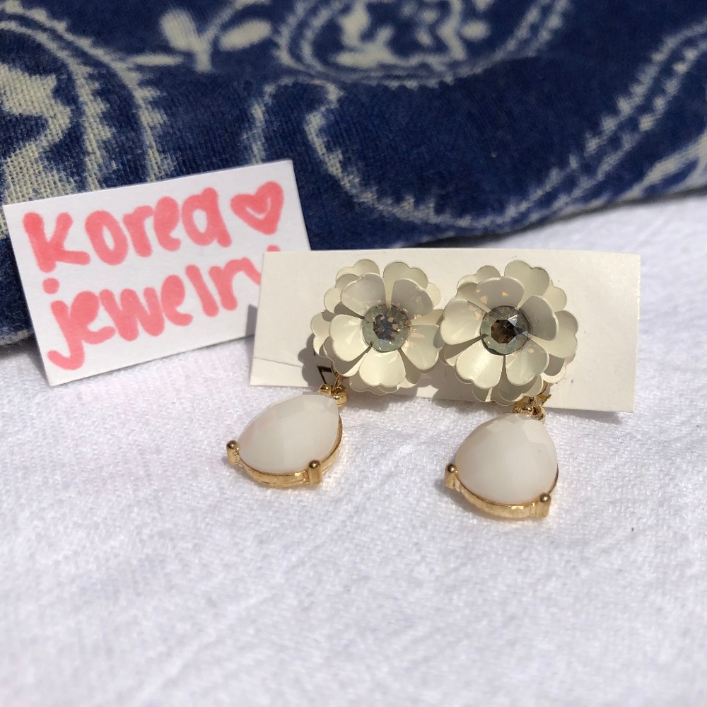 White & Gold Daisy Earring
